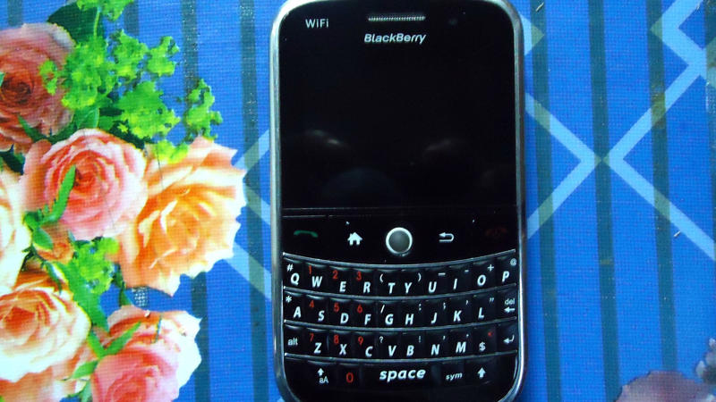 1. Nokia 8110, 2. Sony Ericsson W800, 3. Motorola Razr, 4. Motorola Flipout, 5. Nokia 3310, 6. Nokia 9000, 7. LG Chocolate, 8. Nokia 5110, 9. Motorola StarTAC, 10. Ericsson R380, 11. BlackBerry Bold 9000, 12. LG Rumor Touch, 13. BlackBerry Curve 8900, 14. Motorola Pebl, 15. HTC Legend, 16. Samsung Galaxy Note, 17. iPhone 4/4S, 18. LG U8110, 19. Nokia 7280, 20. BlackBerry Pearl