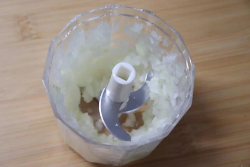 押すだけで野菜のみじん切りができる！, プッシュ野菜カッターで調理準備がラクに, レンジで蒸し料理が完結！, 1段電子レンジ蒸し器で手軽に蒸し料理, オーブン調理をもっと自由に！, 小さめサイズで使い勝手バツグンのトレー