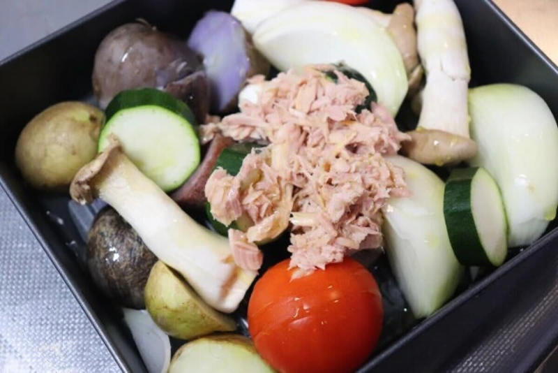 押すだけで野菜のみじん切りができる！, プッシュ野菜カッターで調理準備がラクに, レンジで蒸し料理が完結！, 1段電子レンジ蒸し器で手軽に蒸し料理, オーブン調理をもっと自由に！, 小さめサイズで使い勝手バツグンのトレー