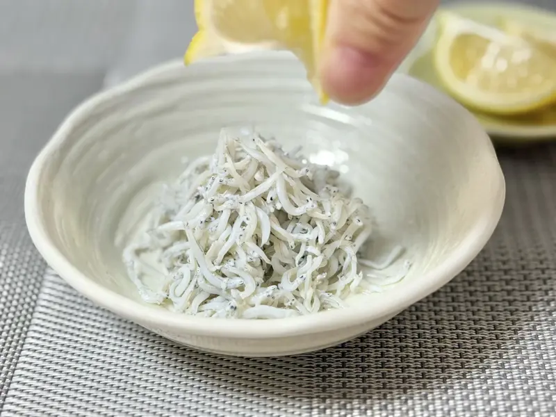 ふわふわ朝どれの釜揚げしらす（小 600円・大 1,200円）, 太鼓判を押す「しらす×レモン」, 洋風の愉しみ「しらすチーズトースト」, 130年の時を受け継ぐ想い, 疲労も吹き飛ぶ、大漁の歓喜