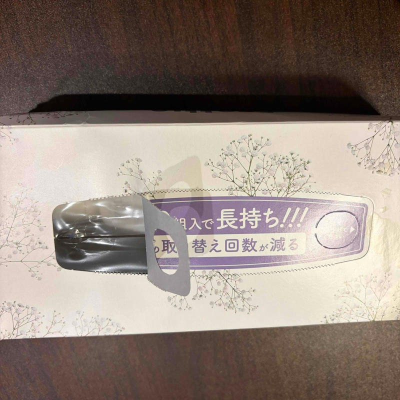 【1】箱の横部分を片側だけ開け、ティッシュを取り出す, 【2】ティッシュを半分に切る, 【3】ティッシュを箱に戻し、横部分をセロテープで留める, 【4】ティッシュの取り出し口の左右3分の1ずつを切り取る, 【5】両方の口からティッシュを出して完成