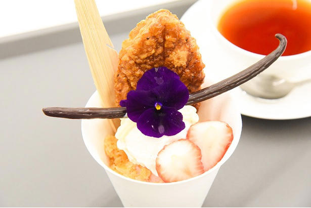 36回目を迎える国内最大級の蘭の祭典と、「モンサンクレール」の辻口シェフがコラボ！特別なスイーツが登場, バニラの芳醇な香りに包まれる「バニラと苺のミルフィーユパフェ」, パフェなのに「ミルフィーユ」？ 計算された“味変”を楽しむ, 能登への想いを込めた「バニラと能登ゆずのプチマドレーヌ」