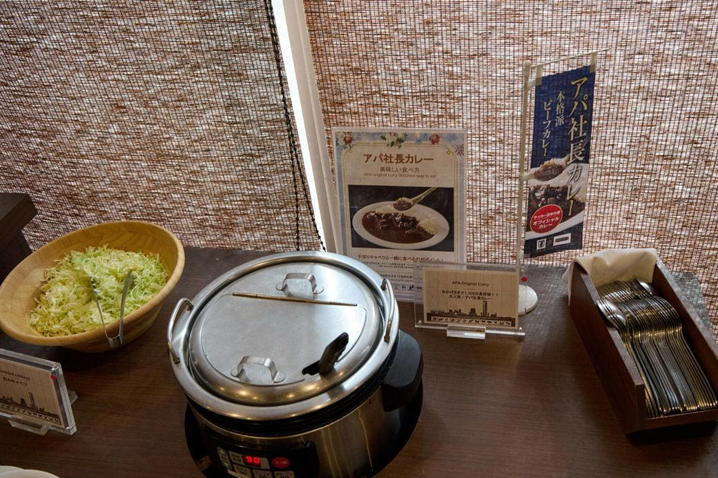 5000円から予約できる贅沢なデイユースプラン, リゾートホテルの佇まいにアパホテルの内装, ホテル内にはドラッグストアなど店舗が多数, 肉料理が盛りだくさんで満足度の高いランチビュッフェ, 炭水化物系メニューもたっぷり, 至福な満腹後の昼寝と温浴の時間, プランニングの工夫で贅沢な時間を過ごせる