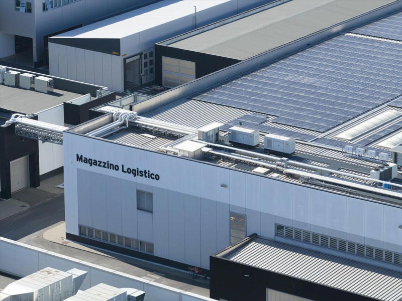 製造部門の最高責任者、ニッコリ氏に聞く, 規模拡大とともに重くなる社会的責任, イタリア初の「ネットゼロ」ビル、太陽光発電の設置, 生産の自動化への考え方