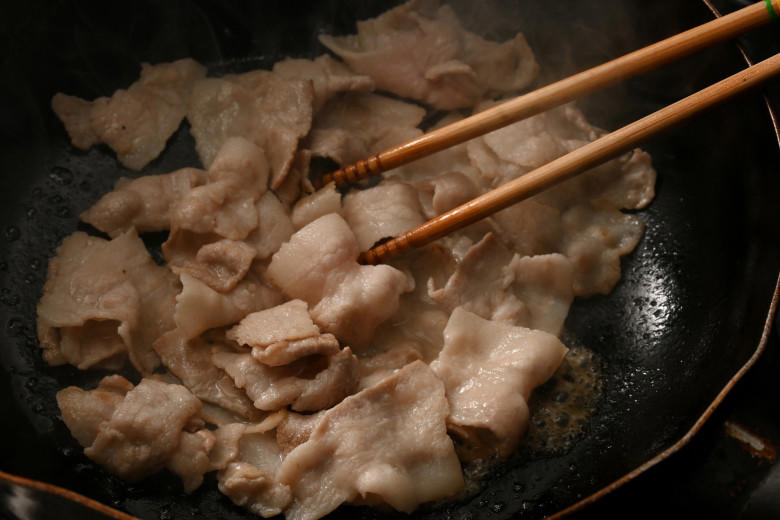 ・☆スープの調味料（2人分）, ① にんにく・しょうが・香辛料を炒める, ② 豚バラ薄切り肉を加えて炒める, ③ スープを入れて煮立てる, ④ 残りの具材を入れて煮込む, ・☆スープの調味料（2人分）, ① 鍋にお湯を沸かし、白菜を入れて煮る, ② 豚バラ薄切り肉を加える, ③ 豆乳以外のスープの材料（☆）と野菜を入れる, ④ 豆乳を入れ、1分温めて完成