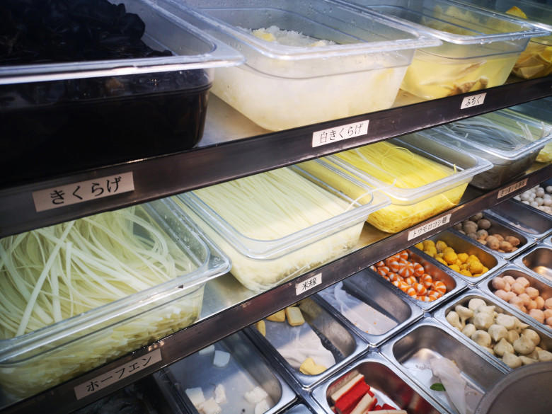 ・☆スープの調味料（2人分）, ① にんにく・しょうが・香辛料を炒める, ② 豚バラ薄切り肉を加えて炒める, ③ スープを入れて煮立てる, ④ 残りの具材を入れて煮込む, ・☆スープの調味料（2人分）, ① 鍋にお湯を沸かし、白菜を入れて煮る, ② 豚バラ薄切り肉を加える, ③ 豆乳以外のスープの材料（☆）と野菜を入れる, ④ 豆乳を入れ、1分温めて完成