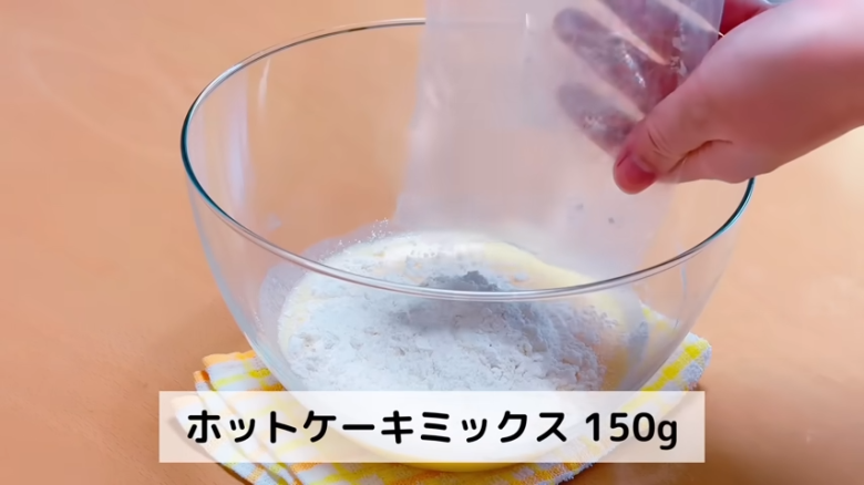 ①　耐熱ボウルにたまごを割り入れ、ほぐす, ②　①のボウルに砂糖を加えて混ぜる, ③　②に牛乳とヨーグルトを加えて混ぜる, ④　③に油を入れて混ぜる, ⑤　④にホットケーキミックスを入れて混ぜる, ⑥　シリコン型に④の生地を流す, ⑦　600Ｗの電子レンジで約3分30秒〜4分30秒加熱する, ⑧　完全に冷めたら型から外す, ⑨　使用したシリコン型を洗い、水分をよく拭きとる, ⑩　耐熱ボウルに板チョコを割り入れ、600Wの電子レンジで約1分～1分20秒加熱する, ⑪　シリコン型にチョコを流し入れる, ⑫　チョコの上にスポンジをのせ、冷蔵庫で40分～50分冷やす, ⑬　冷蔵庫から出したら、型から外して完成！