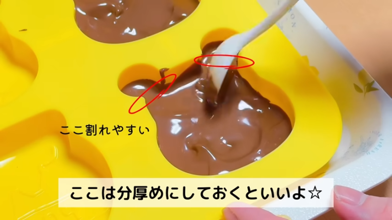 ①　耐熱ボウルにたまごを割り入れ、ほぐす, ②　①のボウルに砂糖を加えて混ぜる, ③　②に牛乳とヨーグルトを加えて混ぜる, ④　③に油を入れて混ぜる, ⑤　④にホットケーキミックスを入れて混ぜる, ⑥　シリコン型に④の生地を流す, ⑦　600Ｗの電子レンジで約3分30秒〜4分30秒加熱する, ⑧　完全に冷めたら型から外す, ⑨　使用したシリコン型を洗い、水分をよく拭きとる, ⑩　耐熱ボウルに板チョコを割り入れ、600Wの電子レンジで約1分～1分20秒加熱する, ⑪　シリコン型にチョコを流し入れる, ⑫　チョコの上にスポンジをのせ、冷蔵庫で40分～50分冷やす, ⑬　冷蔵庫から出したら、型から外して完成！