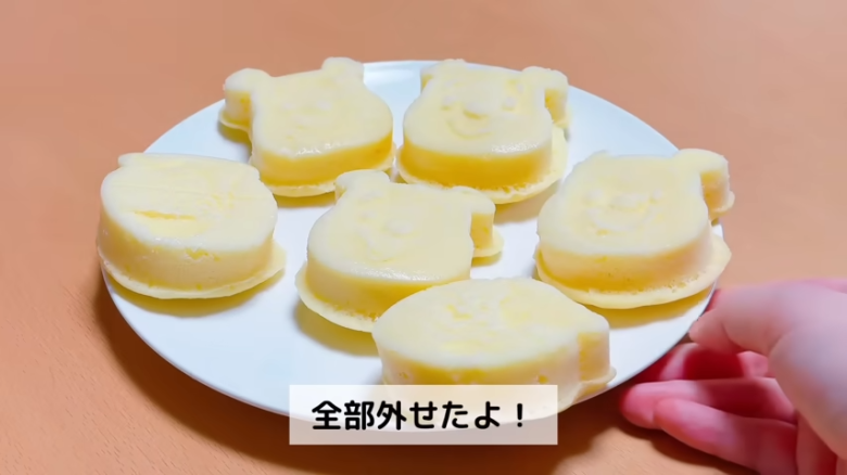 ①　耐熱ボウルにたまごを割り入れ、ほぐす, ②　①のボウルに砂糖を加えて混ぜる, ③　②に牛乳とヨーグルトを加えて混ぜる, ④　③に油を入れて混ぜる, ⑤　④にホットケーキミックスを入れて混ぜる, ⑥　シリコン型に④の生地を流す, ⑦　600Ｗの電子レンジで約3分30秒〜4分30秒加熱する, ⑧　完全に冷めたら型から外す, ⑨　使用したシリコン型を洗い、水分をよく拭きとる, ⑩　耐熱ボウルに板チョコを割り入れ、600Wの電子レンジで約1分～1分20秒加熱する, ⑪　シリコン型にチョコを流し入れる, ⑫　チョコの上にスポンジをのせ、冷蔵庫で40分～50分冷やす, ⑬　冷蔵庫から出したら、型から外して完成！
