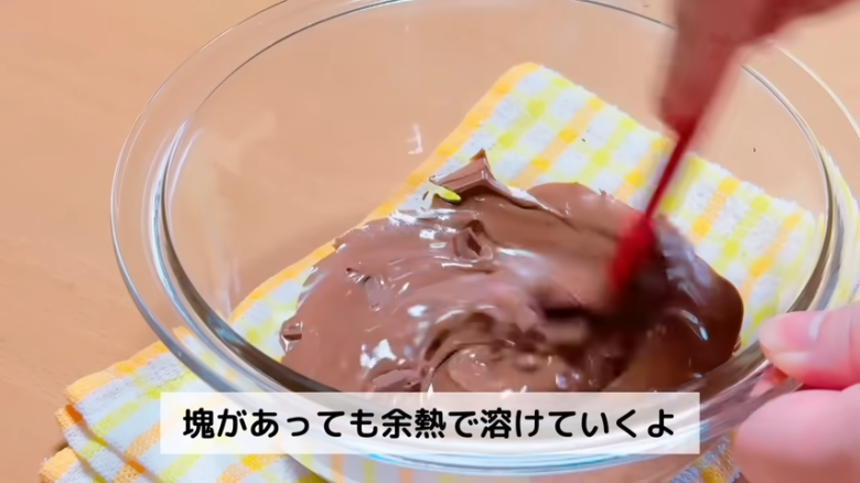①　耐熱ボウルにたまごを割り入れ、ほぐす, ②　①のボウルに砂糖を加えて混ぜる, ③　②に牛乳とヨーグルトを加えて混ぜる, ④　③に油を入れて混ぜる, ⑤　④にホットケーキミックスを入れて混ぜる, ⑥　シリコン型に④の生地を流す, ⑦　600Ｗの電子レンジで約3分30秒〜4分30秒加熱する, ⑧　完全に冷めたら型から外す, ⑨　使用したシリコン型を洗い、水分をよく拭きとる, ⑩　耐熱ボウルに板チョコを割り入れ、600Wの電子レンジで約1分～1分20秒加熱する, ⑪　シリコン型にチョコを流し入れる, ⑫　チョコの上にスポンジをのせ、冷蔵庫で40分～50分冷やす, ⑬　冷蔵庫から出したら、型から外して完成！