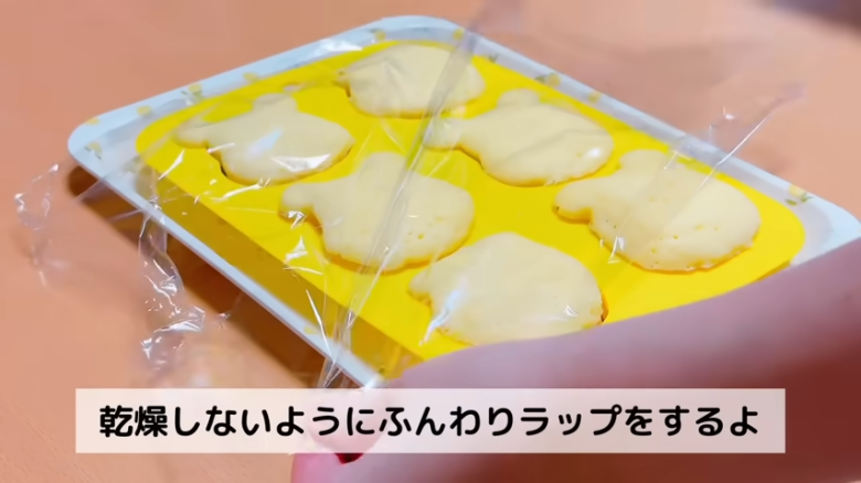 ①　耐熱ボウルにたまごを割り入れ、ほぐす, ②　①のボウルに砂糖を加えて混ぜる, ③　②に牛乳とヨーグルトを加えて混ぜる, ④　③に油を入れて混ぜる, ⑤　④にホットケーキミックスを入れて混ぜる, ⑥　シリコン型に④の生地を流す, ⑦　600Ｗの電子レンジで約3分30秒〜4分30秒加熱する, ⑧　完全に冷めたら型から外す, ⑨　使用したシリコン型を洗い、水分をよく拭きとる, ⑩　耐熱ボウルに板チョコを割り入れ、600Wの電子レンジで約1分～1分20秒加熱する, ⑪　シリコン型にチョコを流し入れる, ⑫　チョコの上にスポンジをのせ、冷蔵庫で40分～50分冷やす, ⑬　冷蔵庫から出したら、型から外して完成！