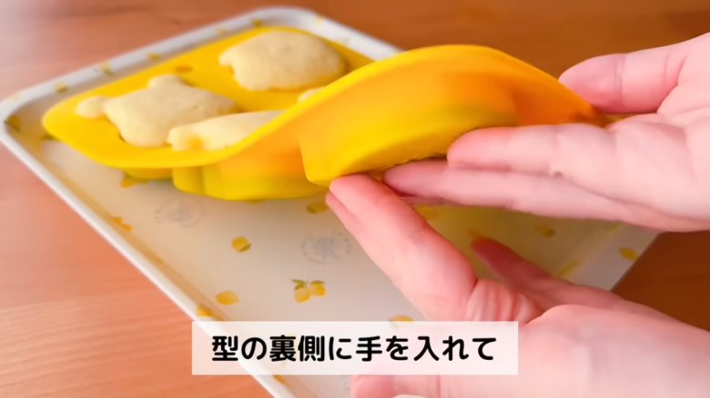 ①　耐熱ボウルにたまごを割り入れ、ほぐす, ②　①のボウルに砂糖を加えて混ぜる, ③　②に牛乳とヨーグルトを加えて混ぜる, ④　③に油を入れて混ぜる, ⑤　④にホットケーキミックスを入れて混ぜる, ⑥　シリコン型に④の生地を流す, ⑦　600Ｗの電子レンジで約3分30秒〜4分30秒加熱する, ⑧　完全に冷めたら型から外す, ⑨　使用したシリコン型を洗い、水分をよく拭きとる, ⑩　耐熱ボウルに板チョコを割り入れ、600Wの電子レンジで約1分～1分20秒加熱する, ⑪　シリコン型にチョコを流し入れる, ⑫　チョコの上にスポンジをのせ、冷蔵庫で40分～50分冷やす, ⑬　冷蔵庫から出したら、型から外して完成！