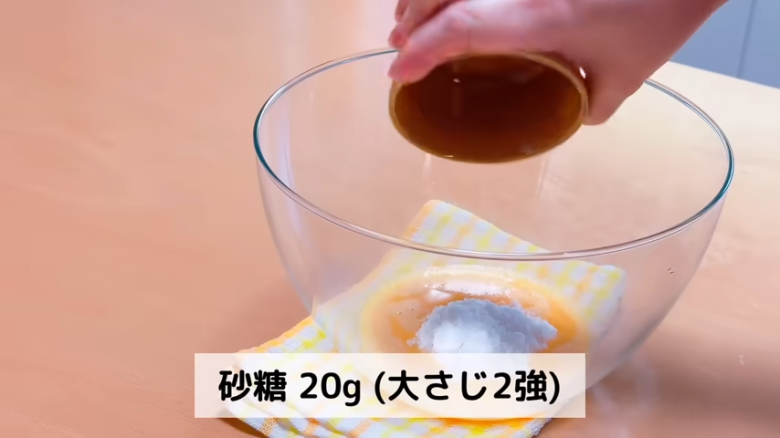 ①　耐熱ボウルにたまごを割り入れ、ほぐす, ②　①のボウルに砂糖を加えて混ぜる, ③　②に牛乳とヨーグルトを加えて混ぜる, ④　③に油を入れて混ぜる, ⑤　④にホットケーキミックスを入れて混ぜる, ⑥　シリコン型に④の生地を流す, ⑦　600Ｗの電子レンジで約3分30秒〜4分30秒加熱する, ⑧　完全に冷めたら型から外す, ⑨　使用したシリコン型を洗い、水分をよく拭きとる, ⑩　耐熱ボウルに板チョコを割り入れ、600Wの電子レンジで約1分～1分20秒加熱する, ⑪　シリコン型にチョコを流し入れる, ⑫　チョコの上にスポンジをのせ、冷蔵庫で40分～50分冷やす, ⑬　冷蔵庫から出したら、型から外して完成！