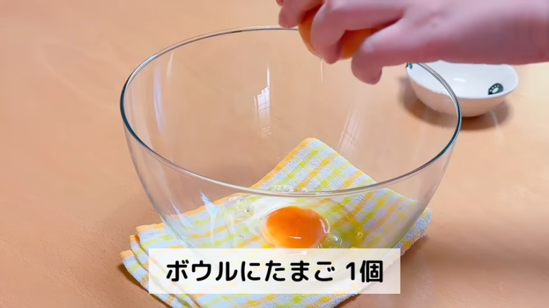 ①　耐熱ボウルにたまごを割り入れ、ほぐす, ②　①のボウルに砂糖を加えて混ぜる, ③　②に牛乳とヨーグルトを加えて混ぜる, ④　③に油を入れて混ぜる, ⑤　④にホットケーキミックスを入れて混ぜる, ⑥　シリコン型に④の生地を流す, ⑦　600Ｗの電子レンジで約3分30秒〜4分30秒加熱する, ⑧　完全に冷めたら型から外す, ⑨　使用したシリコン型を洗い、水分をよく拭きとる, ⑩　耐熱ボウルに板チョコを割り入れ、600Wの電子レンジで約1分～1分20秒加熱する, ⑪　シリコン型にチョコを流し入れる, ⑫　チョコの上にスポンジをのせ、冷蔵庫で40分～50分冷やす, ⑬　冷蔵庫から出したら、型から外して完成！
