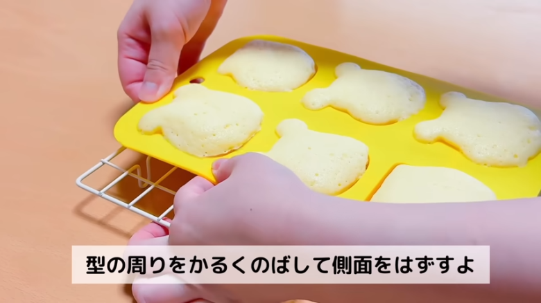①　耐熱ボウルにたまごを割り入れ、ほぐす, ②　①のボウルに砂糖を加えて混ぜる, ③　②に牛乳とヨーグルトを加えて混ぜる, ④　③に油を入れて混ぜる, ⑤　④にホットケーキミックスを入れて混ぜる, ⑥　シリコン型に④の生地を流す, ⑦　600Ｗの電子レンジで約3分30秒〜4分30秒加熱する, ⑧　完全に冷めたら型から外す, ⑨　使用したシリコン型を洗い、水分をよく拭きとる, ⑩　耐熱ボウルに板チョコを割り入れ、600Wの電子レンジで約1分～1分20秒加熱する, ⑪　シリコン型にチョコを流し入れる, ⑫　チョコの上にスポンジをのせ、冷蔵庫で40分～50分冷やす, ⑬　冷蔵庫から出したら、型から外して完成！