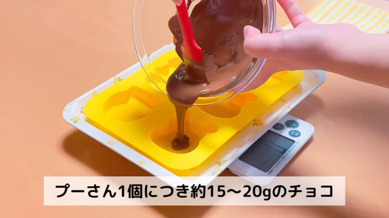 ①　耐熱ボウルにたまごを割り入れ、ほぐす, ②　①のボウルに砂糖を加えて混ぜる, ③　②に牛乳とヨーグルトを加えて混ぜる, ④　③に油を入れて混ぜる, ⑤　④にホットケーキミックスを入れて混ぜる, ⑥　シリコン型に④の生地を流す, ⑦　600Ｗの電子レンジで約3分30秒〜4分30秒加熱する, ⑧　完全に冷めたら型から外す, ⑨　使用したシリコン型を洗い、水分をよく拭きとる, ⑩　耐熱ボウルに板チョコを割り入れ、600Wの電子レンジで約1分～1分20秒加熱する, ⑪　シリコン型にチョコを流し入れる, ⑫　チョコの上にスポンジをのせ、冷蔵庫で40分～50分冷やす, ⑬　冷蔵庫から出したら、型から外して完成！