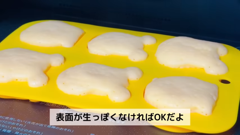 ①　耐熱ボウルにたまごを割り入れ、ほぐす, ②　①のボウルに砂糖を加えて混ぜる, ③　②に牛乳とヨーグルトを加えて混ぜる, ④　③に油を入れて混ぜる, ⑤　④にホットケーキミックスを入れて混ぜる, ⑥　シリコン型に④の生地を流す, ⑦　600Ｗの電子レンジで約3分30秒〜4分30秒加熱する, ⑧　完全に冷めたら型から外す, ⑨　使用したシリコン型を洗い、水分をよく拭きとる, ⑩　耐熱ボウルに板チョコを割り入れ、600Wの電子レンジで約1分～1分20秒加熱する, ⑪　シリコン型にチョコを流し入れる, ⑫　チョコの上にスポンジをのせ、冷蔵庫で40分～50分冷やす, ⑬　冷蔵庫から出したら、型から外して完成！