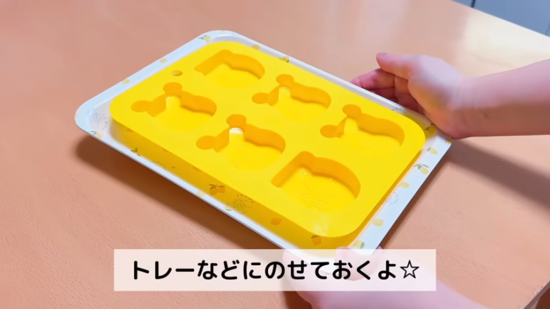 ①　耐熱ボウルにたまごを割り入れ、ほぐす, ②　①のボウルに砂糖を加えて混ぜる, ③　②に牛乳とヨーグルトを加えて混ぜる, ④　③に油を入れて混ぜる, ⑤　④にホットケーキミックスを入れて混ぜる, ⑥　シリコン型に④の生地を流す, ⑦　600Ｗの電子レンジで約3分30秒〜4分30秒加熱する, ⑧　完全に冷めたら型から外す, ⑨　使用したシリコン型を洗い、水分をよく拭きとる, ⑩　耐熱ボウルに板チョコを割り入れ、600Wの電子レンジで約1分～1分20秒加熱する, ⑪　シリコン型にチョコを流し入れる, ⑫　チョコの上にスポンジをのせ、冷蔵庫で40分～50分冷やす, ⑬　冷蔵庫から出したら、型から外して完成！
