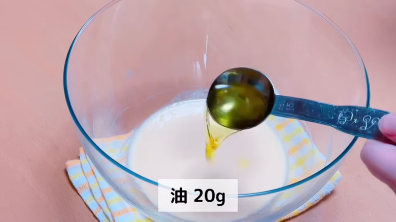 ①　耐熱ボウルにたまごを割り入れ、ほぐす, ②　①のボウルに砂糖を加えて混ぜる, ③　②に牛乳とヨーグルトを加えて混ぜる, ④　③に油を入れて混ぜる, ⑤　④にホットケーキミックスを入れて混ぜる, ⑥　シリコン型に④の生地を流す, ⑦　600Ｗの電子レンジで約3分30秒〜4分30秒加熱する, ⑧　完全に冷めたら型から外す, ⑨　使用したシリコン型を洗い、水分をよく拭きとる, ⑩　耐熱ボウルに板チョコを割り入れ、600Wの電子レンジで約1分～1分20秒加熱する, ⑪　シリコン型にチョコを流し入れる, ⑫　チョコの上にスポンジをのせ、冷蔵庫で40分～50分冷やす, ⑬　冷蔵庫から出したら、型から外して完成！