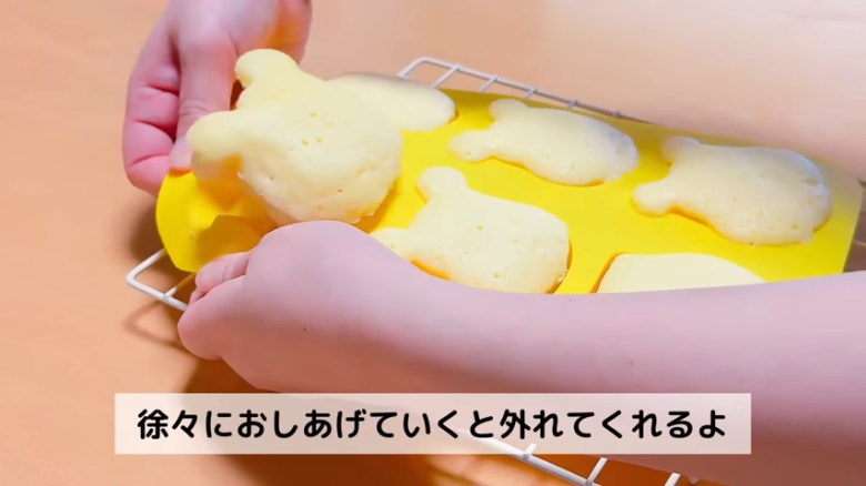①　耐熱ボウルにたまごを割り入れ、ほぐす, ②　①のボウルに砂糖を加えて混ぜる, ③　②に牛乳とヨーグルトを加えて混ぜる, ④　③に油を入れて混ぜる, ⑤　④にホットケーキミックスを入れて混ぜる, ⑥　シリコン型に④の生地を流す, ⑦　600Ｗの電子レンジで約3分30秒〜4分30秒加熱する, ⑧　完全に冷めたら型から外す, ⑨　使用したシリコン型を洗い、水分をよく拭きとる, ⑩　耐熱ボウルに板チョコを割り入れ、600Wの電子レンジで約1分～1分20秒加熱する, ⑪　シリコン型にチョコを流し入れる, ⑫　チョコの上にスポンジをのせ、冷蔵庫で40分～50分冷やす, ⑬　冷蔵庫から出したら、型から外して完成！