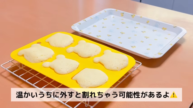 ①　耐熱ボウルにたまごを割り入れ、ほぐす, ②　①のボウルに砂糖を加えて混ぜる, ③　②に牛乳とヨーグルトを加えて混ぜる, ④　③に油を入れて混ぜる, ⑤　④にホットケーキミックスを入れて混ぜる, ⑥　シリコン型に④の生地を流す, ⑦　600Ｗの電子レンジで約3分30秒〜4分30秒加熱する, ⑧　完全に冷めたら型から外す, ⑨　使用したシリコン型を洗い、水分をよく拭きとる, ⑩　耐熱ボウルに板チョコを割り入れ、600Wの電子レンジで約1分～1分20秒加熱する, ⑪　シリコン型にチョコを流し入れる, ⑫　チョコの上にスポンジをのせ、冷蔵庫で40分～50分冷やす, ⑬　冷蔵庫から出したら、型から外して完成！