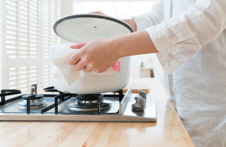 ・☆スープの調味料（2人分）, ① にんにく・しょうが・香辛料を炒める, ② 豚バラ薄切り肉を加えて炒める, ③ スープを入れて煮立てる, ④ 残りの具材を入れて煮込む, ・☆スープの調味料（2人分）, ① 鍋にお湯を沸かし、白菜を入れて煮る, ② 豚バラ薄切り肉を加える, ③ 豆乳以外のスープの材料（☆）と野菜を入れる, ④ 豆乳を入れ、1分温めて完成