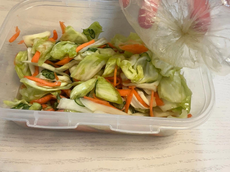 ポリ袋に付いた食材がきれいにはがれない, 解決策は「袋の底」から空気を一気に入れる, 1.ポリ袋の底を切る, 2.完全に底を開ける, 3.保存容器に出す, プチストレス解消でスッキリ！
