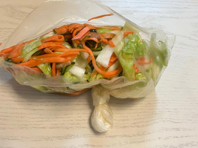 ポリ袋に付いた食材がきれいにはがれない, 解決策は「袋の底」から空気を一気に入れる, 1.ポリ袋の底を切る, 2.完全に底を開ける, 3.保存容器に出す, プチストレス解消でスッキリ！