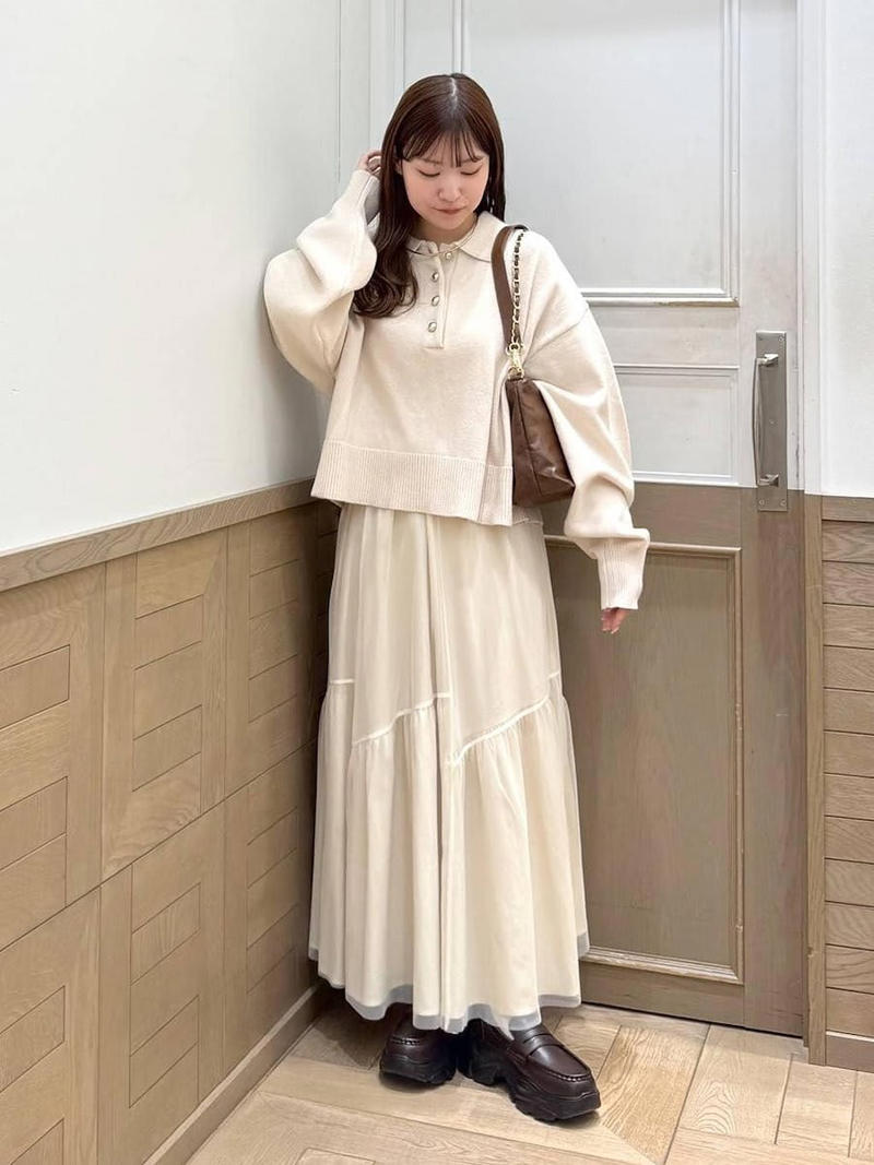 淡色コーデで暖かく春を先取り, ざっくりニット×白スカートで爽やかで軽やかに, 辛口なジャケットは白スカートで甘さをプラス, ポロニット×チュールティアードスカートでメリハリをプラス, 旬の立体的なスカートで華やかに