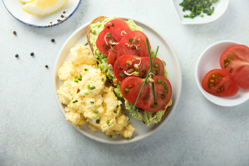 วันจันทร์: ออมเล็ตผักรวม (Veggie Omelet), วันอังคาร: ไข่ตุ๋นไมโครเวฟทรงเครื่อง, วันพุธ: แซนด์วิชไข่ต้มอะโวคาโด, วันพฤหัสบดี: ไข่กระทะไร้น้ำมัน, วันศุกร์: สลัดไข่ต้มน้ำใส, วันเสาร์: ไข่ขยี้กุ้งสด, วันอาทิตย์: ไข่คนอะโวคาโดและมะเขือเทศ (Healthy Scrambled Eggs with Avocado)