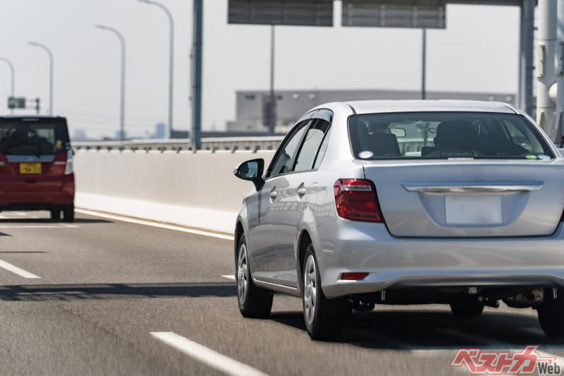 追い越し車線を走り続けると、なぜ問題になるのか, 追い越し車線＝速いクルマの車線という思い込み, 見かけたらどうする？　感情で動かないことが重要, ルールを知ったうえで、冷静にやり過ごそう