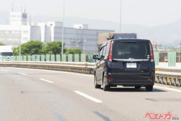 追い越し車線を走り続けると、なぜ問題になるのか, 追い越し車線＝速いクルマの車線という思い込み, 見かけたらどうする？　感情で動かないことが重要, ルールを知ったうえで、冷静にやり過ごそう