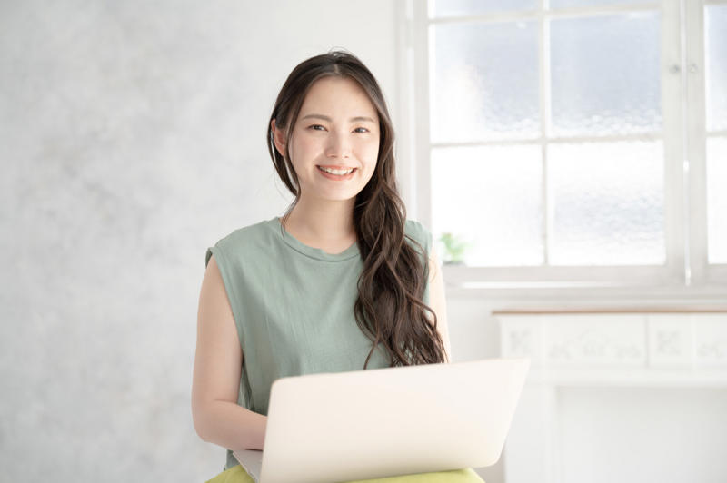 周囲が「あの人は仕事ができる」と感じる女性の共通点, 1. 感情がいつも穏やかで、周りに安心感を与える, 2. 判断が早く、周囲の「待ち時間」を作らない, 3. 立場や属性によって態度を変えない、裏表のない誠実さ, 4. トラブルが起きても事実を受け止め、次に集中できる, 【習慣編】仕事ができる女性が当たり前にやっていること, 5. 「即レス」を溜めない仕組みにする, 6. 迷う前に「着手」して、初動のスピードを上げる, 7. 進捗は「小出し」にして、早めに軌道修正する, 8. 整理整頓を徹底し、探し物の時間を限りなくゼロにする, 9. 自分の「得意・不得意」を把握し、適切に人を頼れる, 【外見編】仕事ができる女性の自己プロデュース, 10. 髪や手元、靴など「先端」のケアを徹底する, 11. 落ち着いた色味を使い分け、相手への敬意を示す, 12. 目的を持ってキビキビと動き、姿勢で信頼感を補強する, 【考え方】仕事ができる女性の思考のクセ, 13. 常に「ゴール」から逆算して、今やるべきことを決める, 14. 失敗を「自分への攻撃」ではなく「改善データ」と捉える, 15. 他人の評価に振り回されない「自分なりの軸」を持つ, 16. パフォーマンスの再現性のために「休息」を予定する, 【伝え方】仕事ができる女性のコミュニケーション力, 17. 常に「結論」から話し、相手の時間を尊重する, 18. 相談や会議では「目的とゴール」を先に共有する, 19. 断るときは「代替案」や「条件」をセットにする, 20. 具体的な「期待値」を、着手前に必ずすり合わせる, 21. 言いづらいことほど、感情を切り離して早めに共有する, 【人間力】仕事ができる女性の絶妙なバランス, 22. 仕事には「厳しく」、人には「優しく」を体現している, 23. 自分の弱みを見せることで、親しみやすさを生んでいる, 24. 感謝を惜しまず、周囲の貢献を自分のことのように喜ぶ, 注意！仕事はできるのに、なぜか損をする女性の特徴, 正しさが逆効果になることもある, 全てを自分一人で抱え込み、周囲が関わる隙をなくす, 仕事ができる女性になるには, 自分の「時間の使い方」を可視化してみる, 「走りながら考える」スタイルで、着手スピードを上げる, 理想を「自分仕様」にアップデートする