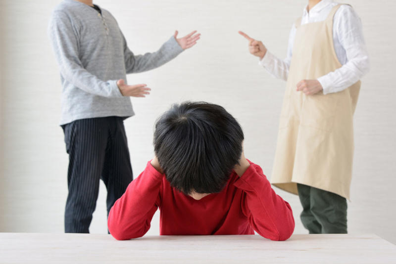 親の仲の良し悪しは子供に与える影響が大きい, 『親の仲が悪い』と考えられる子供への６つのリスク, 1.自己肯定感が下がる, 2.緊張と不安で居場所がないと感じてしまう, 3.他人の目を気にして機嫌を伺うようになる, 4.感情表現やコントロールが苦手になる, 5.対人関係の構築が困難になる, 6.強いストレスから体調不良や睡眠不足に陥る, 子供の前では不仲な様子を見せないように努めて, 子供に緊張感を与えず心地よい居場所をつくって