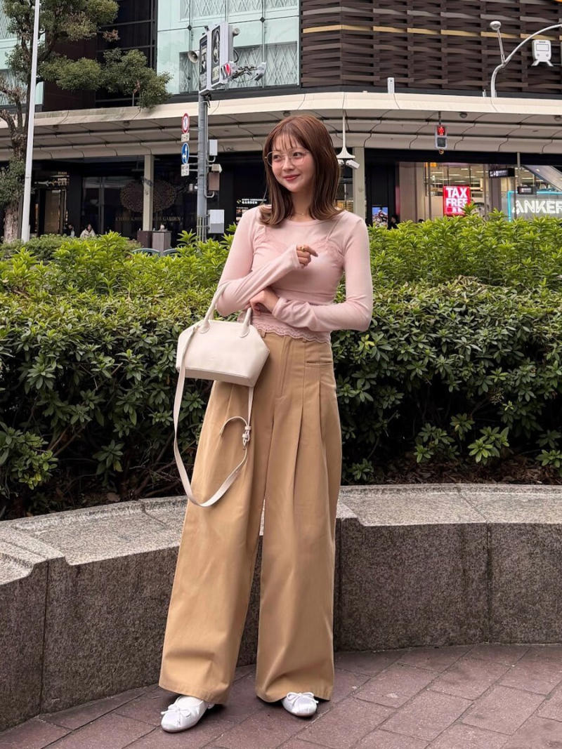 ピンク×ベージュの春先取りコーデ, 黒×ベージュの王道きれいめコーデ, 大人顔に決まるセットアップコーデ, 柔らかく女性らしいワントーンコーデ, デザインで差がつくシンプル上品コーデ
