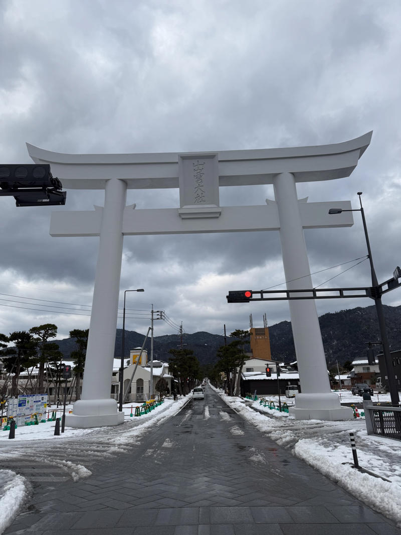・なぜ島根なのか, ・3万円島根旅行うちわけ, 【3万円国内旅行】コミコミ3万円で “陸の孤島”「島根県」1泊2日旅行（出雲大社含む）は可能か？ やってみた！（2ページ目）※1ページ目はコチラ, ・雪道での事故と、数奇な “通知”, ・地元のスーパーをパトロール, ・前から行きたかった出雲大社, ・もっとも神を感じた場所, ・長い1日の終わり, ・まさかの貸切ドミトリー！