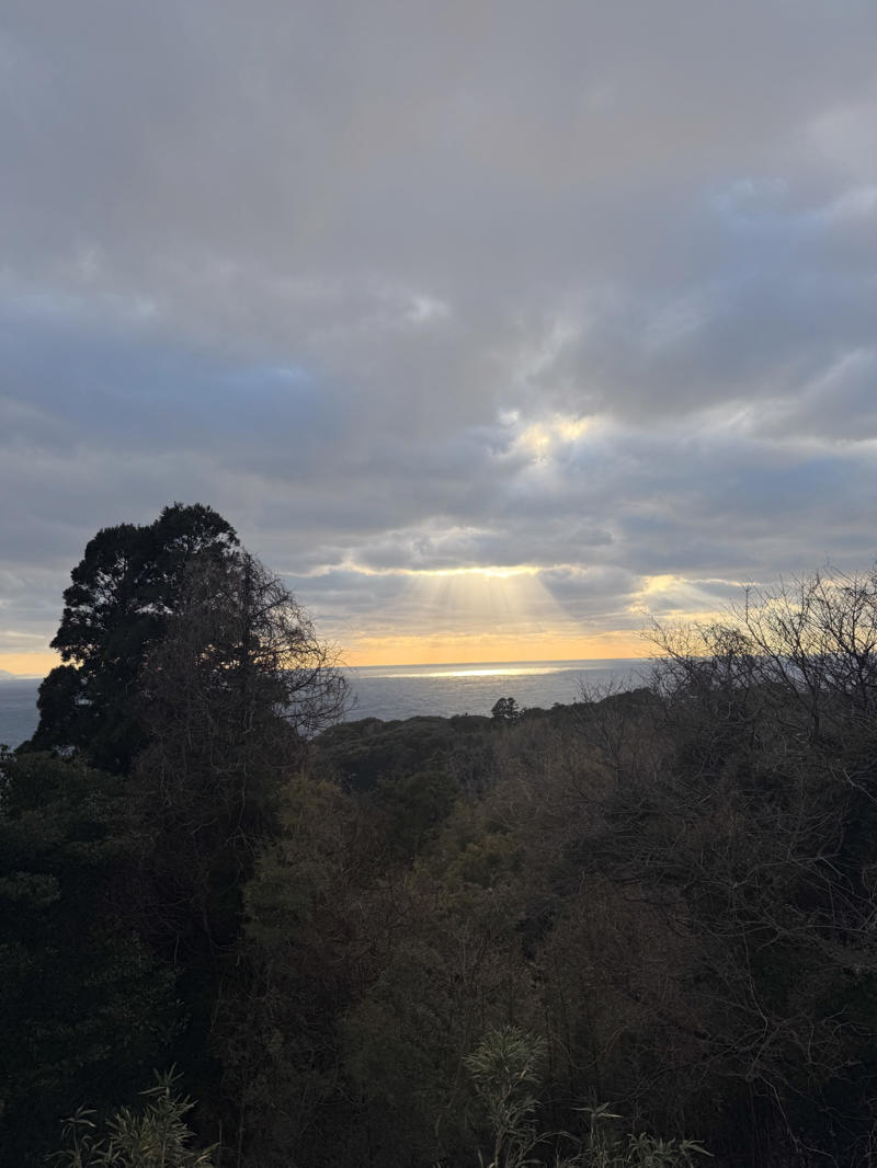 ・なぜ島根なのか, ・3万円島根旅行うちわけ, 【3万円国内旅行】コミコミ3万円で “陸の孤島”「島根県」1泊2日旅行（出雲大社含む）は可能か？ やってみた！（2ページ目）※1ページ目はコチラ, ・雪道での事故と、数奇な “通知”, ・地元のスーパーをパトロール, ・前から行きたかった出雲大社, ・もっとも神を感じた場所, ・長い1日の終わり, ・まさかの貸切ドミトリー！