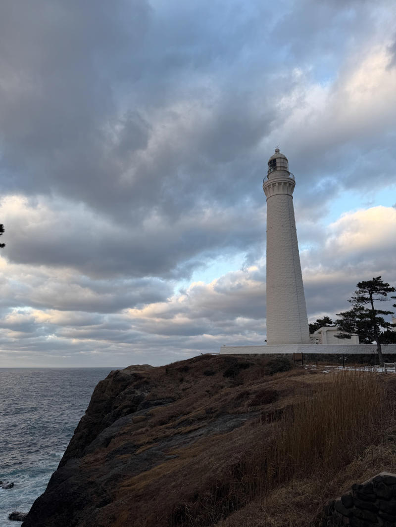 ・なぜ島根なのか, ・3万円島根旅行うちわけ, 【3万円国内旅行】コミコミ3万円で “陸の孤島”「島根県」1泊2日旅行（出雲大社含む）は可能か？ やってみた！（2ページ目）※1ページ目はコチラ, ・雪道での事故と、数奇な “通知”, ・地元のスーパーをパトロール, ・前から行きたかった出雲大社, ・もっとも神を感じた場所, ・長い1日の終わり, ・まさかの貸切ドミトリー！