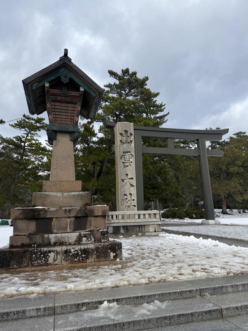 ・なぜ島根なのか, ・3万円島根旅行うちわけ, 【3万円国内旅行】コミコミ3万円で “陸の孤島”「島根県」1泊2日旅行（出雲大社含む）は可能か？ やってみた！（2ページ目）※1ページ目はコチラ, ・雪道での事故と、数奇な “通知”, ・地元のスーパーをパトロール, ・前から行きたかった出雲大社, ・もっとも神を感じた場所, ・長い1日の終わり, ・まさかの貸切ドミトリー！