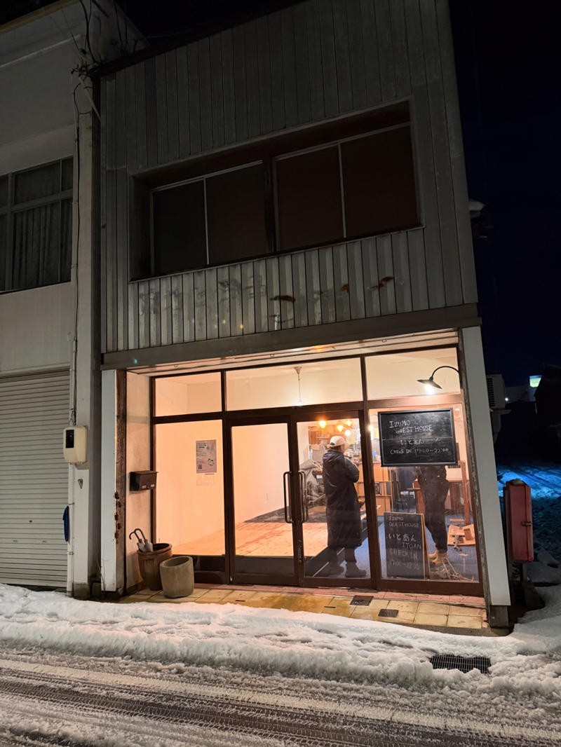 ・なぜ島根なのか, ・3万円島根旅行うちわけ, 【3万円国内旅行】コミコミ3万円で “陸の孤島”「島根県」1泊2日旅行（出雲大社含む）は可能か？ やってみた！（2ページ目）※1ページ目はコチラ, ・雪道での事故と、数奇な “通知”, ・地元のスーパーをパトロール, ・前から行きたかった出雲大社, ・もっとも神を感じた場所, ・長い1日の終わり, ・まさかの貸切ドミトリー！