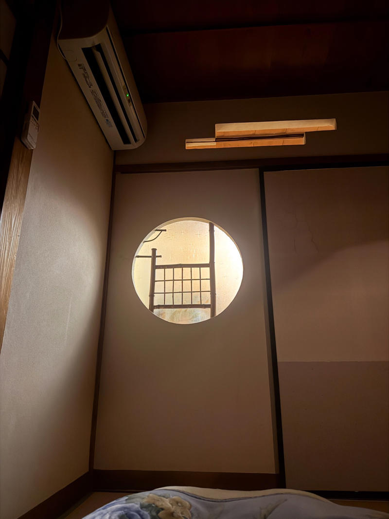 ・なぜ島根なのか, ・3万円島根旅行うちわけ, 【3万円国内旅行】コミコミ3万円で “陸の孤島”「島根県」1泊2日旅行（出雲大社含む）は可能か？ やってみた！（2ページ目）※1ページ目はコチラ, ・雪道での事故と、数奇な “通知”, ・地元のスーパーをパトロール, ・前から行きたかった出雲大社, ・もっとも神を感じた場所, ・長い1日の終わり, ・まさかの貸切ドミトリー！