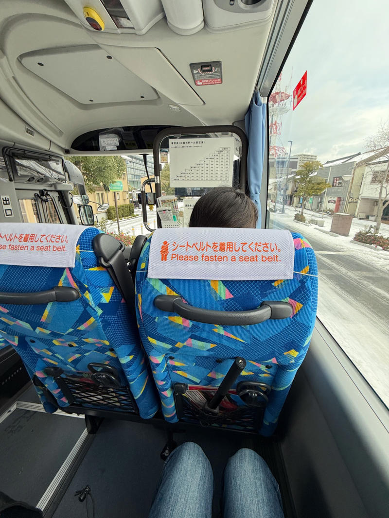 ・なぜ島根なのか, ・3万円島根旅行うちわけ, 【3万円国内旅行】コミコミ3万円で “陸の孤島”「島根県」1泊2日旅行（出雲大社含む）は可能か？ やってみた！（2ページ目）※1ページ目はコチラ, ・雪道での事故と、数奇な “通知”, ・地元のスーパーをパトロール, ・前から行きたかった出雲大社, ・もっとも神を感じた場所, ・長い1日の終わり, ・まさかの貸切ドミトリー！