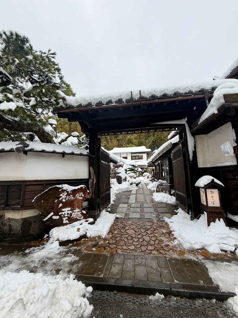 ・なぜ島根なのか, ・3万円島根旅行うちわけ, 【3万円国内旅行】コミコミ3万円で “陸の孤島”「島根県」1泊2日旅行（出雲大社含む）は可能か？ やってみた！（2ページ目）※1ページ目はコチラ, ・雪道での事故と、数奇な “通知”, ・地元のスーパーをパトロール, ・前から行きたかった出雲大社, ・もっとも神を感じた場所, ・長い1日の終わり, ・まさかの貸切ドミトリー！