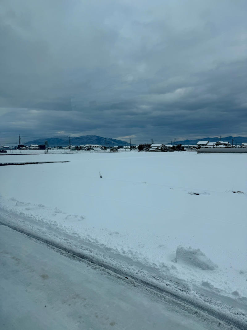 ・なぜ島根なのか, ・3万円島根旅行うちわけ, 【3万円国内旅行】コミコミ3万円で “陸の孤島”「島根県」1泊2日旅行（出雲大社含む）は可能か？ やってみた！（2ページ目）※1ページ目はコチラ, ・雪道での事故と、数奇な “通知”, ・地元のスーパーをパトロール, ・前から行きたかった出雲大社, ・もっとも神を感じた場所, ・長い1日の終わり, ・まさかの貸切ドミトリー！