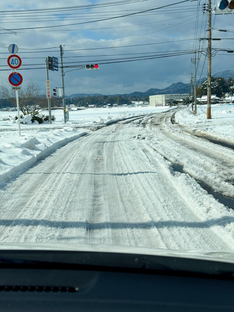 ・なぜ島根なのか, ・3万円島根旅行うちわけ, 【3万円国内旅行】コミコミ3万円で “陸の孤島”「島根県」1泊2日旅行（出雲大社含む）は可能か？ やってみた！（2ページ目）※1ページ目はコチラ, ・雪道での事故と、数奇な “通知”, ・地元のスーパーをパトロール, ・前から行きたかった出雲大社, ・もっとも神を感じた場所, ・長い1日の終わり, ・まさかの貸切ドミトリー！