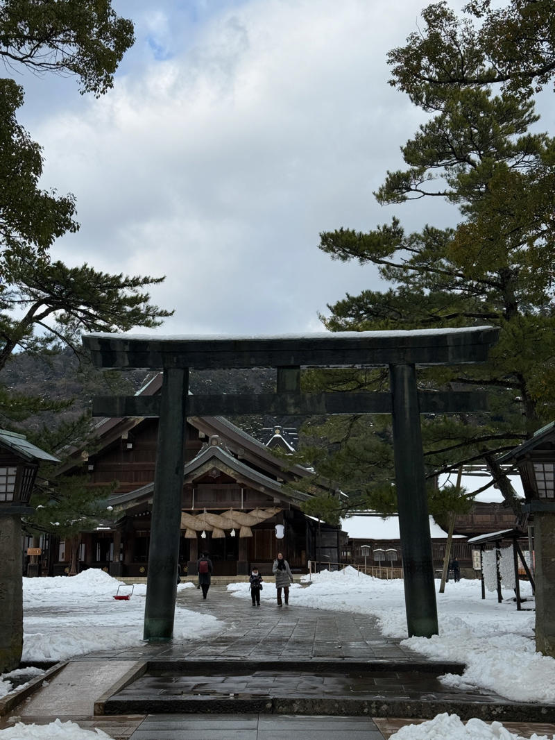 ・なぜ島根なのか, ・3万円島根旅行うちわけ, 【3万円国内旅行】コミコミ3万円で “陸の孤島”「島根県」1泊2日旅行（出雲大社含む）は可能か？ やってみた！（2ページ目）※1ページ目はコチラ, ・雪道での事故と、数奇な “通知”, ・地元のスーパーをパトロール, ・前から行きたかった出雲大社, ・もっとも神を感じた場所, ・長い1日の終わり, ・まさかの貸切ドミトリー！