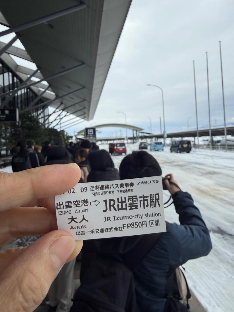 ・なぜ島根なのか, ・3万円島根旅行うちわけ, 【3万円国内旅行】コミコミ3万円で “陸の孤島”「島根県」1泊2日旅行（出雲大社含む）は可能か？ やってみた！（2ページ目）※1ページ目はコチラ, ・雪道での事故と、数奇な “通知”, ・地元のスーパーをパトロール, ・前から行きたかった出雲大社, ・もっとも神を感じた場所, ・長い1日の終わり, ・まさかの貸切ドミトリー！