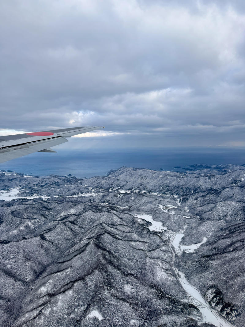 ・なぜ島根なのか, ・3万円島根旅行うちわけ, 【3万円国内旅行】コミコミ3万円で “陸の孤島”「島根県」1泊2日旅行（出雲大社含む）は可能か？ やってみた！（2ページ目）※1ページ目はコチラ, ・雪道での事故と、数奇な “通知”, ・地元のスーパーをパトロール, ・前から行きたかった出雲大社, ・もっとも神を感じた場所, ・長い1日の終わり, ・まさかの貸切ドミトリー！
