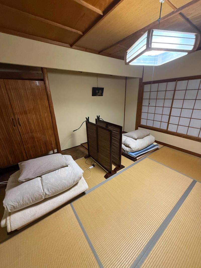 ・なぜ島根なのか, ・3万円島根旅行うちわけ, 【3万円国内旅行】コミコミ3万円で “陸の孤島”「島根県」1泊2日旅行（出雲大社含む）は可能か？ やってみた！（2ページ目）※1ページ目はコチラ, ・雪道での事故と、数奇な “通知”, ・地元のスーパーをパトロール, ・前から行きたかった出雲大社, ・もっとも神を感じた場所, ・長い1日の終わり, ・まさかの貸切ドミトリー！