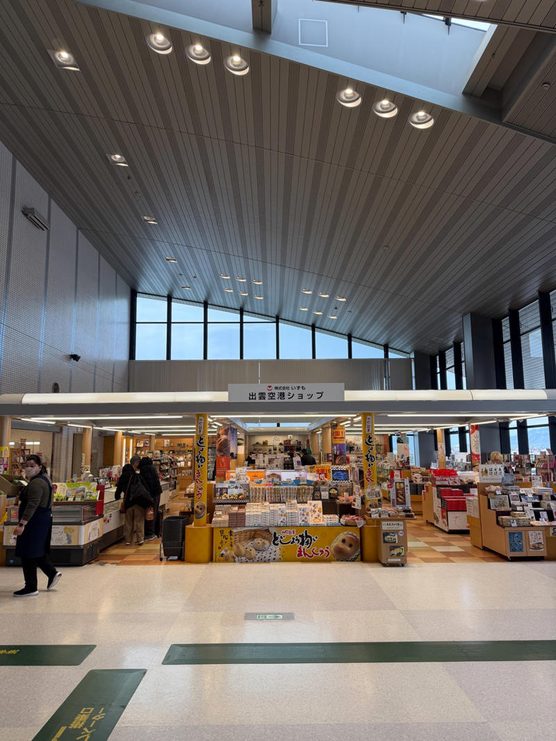 ・なぜ島根なのか, ・3万円島根旅行うちわけ, 【3万円国内旅行】コミコミ3万円で “陸の孤島”「島根県」1泊2日旅行（出雲大社含む）は可能か？ やってみた！（2ページ目）※1ページ目はコチラ, ・雪道での事故と、数奇な “通知”, ・地元のスーパーをパトロール, ・前から行きたかった出雲大社, ・もっとも神を感じた場所, ・長い1日の終わり, ・まさかの貸切ドミトリー！